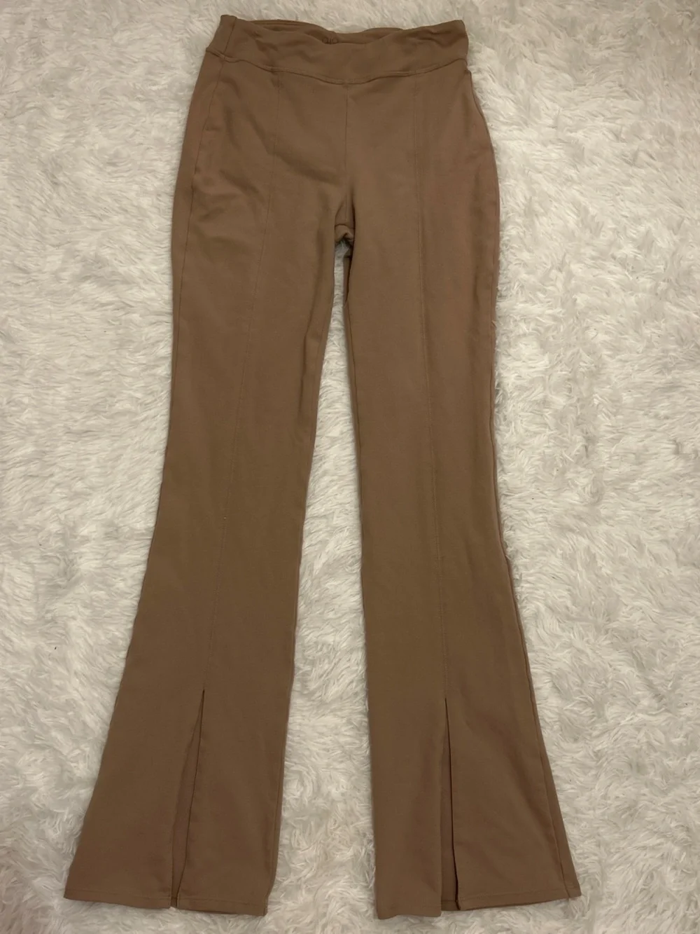 ALO Yoga Airbrush High-Waist Flutter Leggings in Taupe